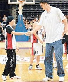 姚明美女明星合影,篮球巨星魅力四射！